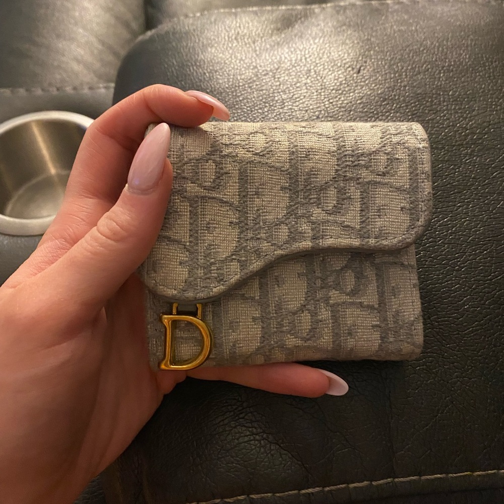 Saddle Lotus Wallet
Gray Dior Oblique Jacquard
